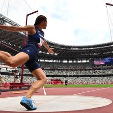 “在法国，女性参加体育运动，但不管理体育部门”